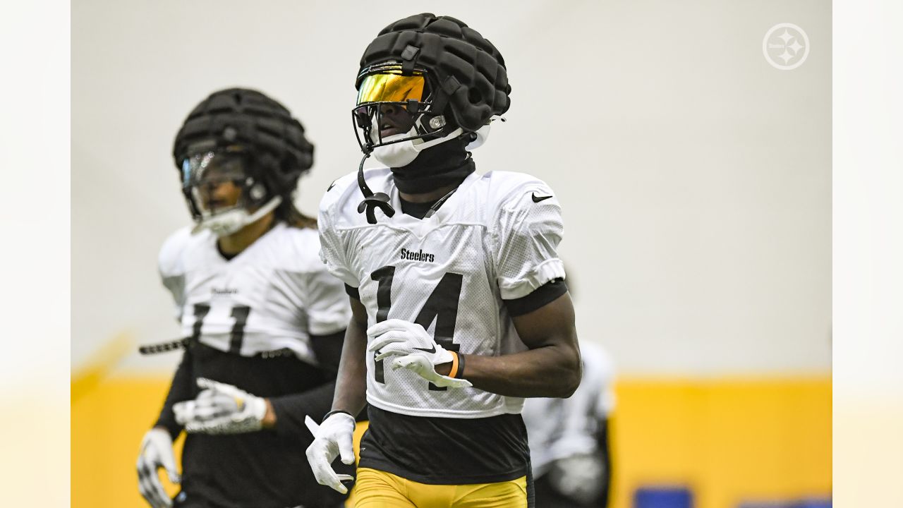 Mike Tomlin wants Steelers WR George Pickens to express emotions in  'professional and mature' way