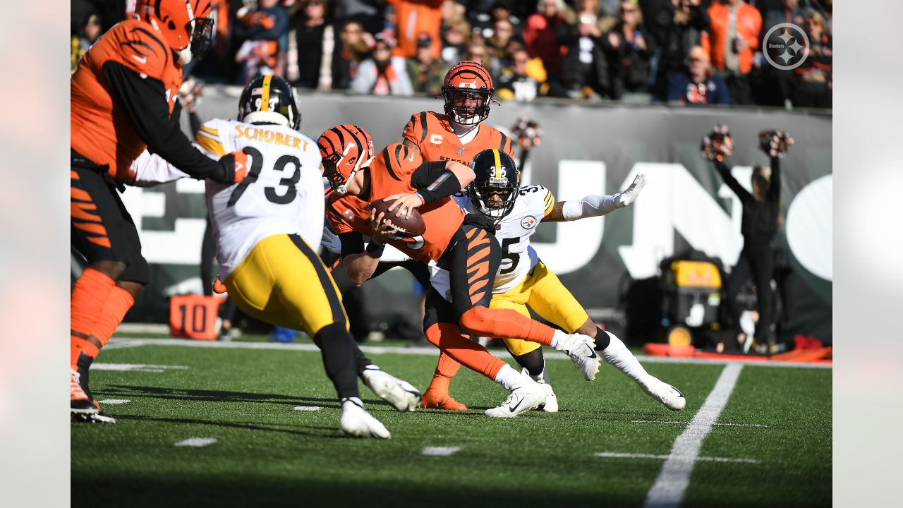 Cincinnati, OH, USA. 24th Nov, 2019. Benny Snell (24) of the Pittsburgh  Steelers reacts to fans during NFL football game action between the Pittsburgh  Steelers and the Cincinnati Bengals at Paul Brown