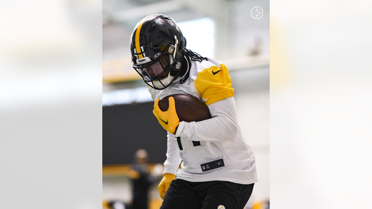 Baltimore Ravens quarterback Lamar Jackson (8) scrambles away from  Pittsburgh Steelers outside linebacker T.J. Watt (90)