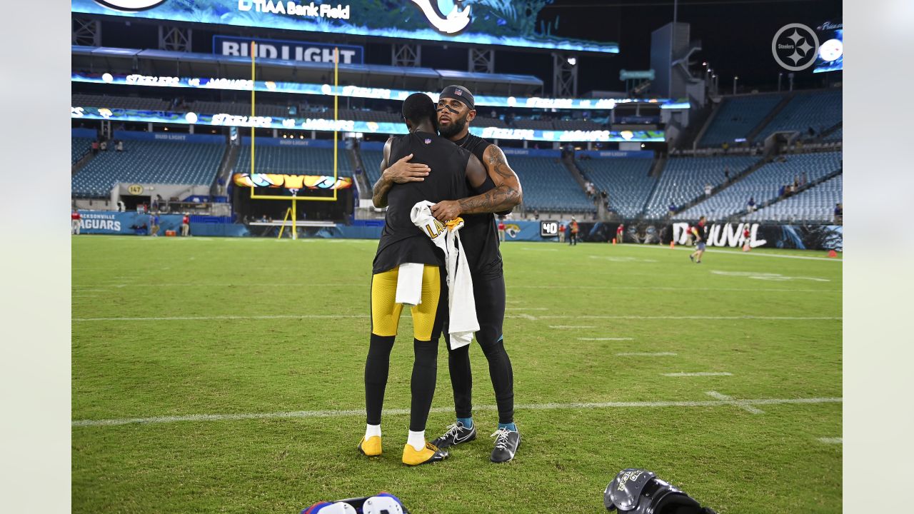 Jacksonville, FL, USA. 22nd Nov, 2020. Jacksonville Jaguars running back  James Robinson (30) during 1st half NFL football game between the  Pittsburgh Steelers and the Jacksonville Jaguars at TIAA Bank Field in