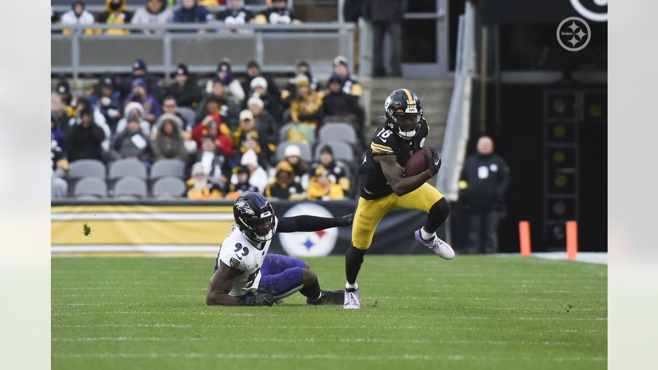 PITTSBURGH, PA - DECEMBER 11: Pittsburgh Steelers running back Najee Harris  (22) gives Baltimore Ravens linebacker Patrick Queen (6) a stuff arm during  the national football league game between the Baltimore Ravens