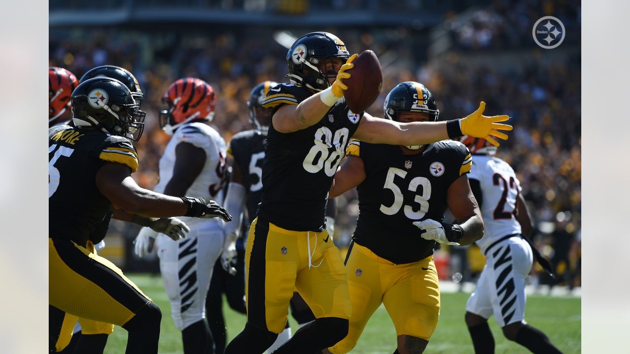 PITTSBURGH, PA - SEPTEMBER 26: Pittsburgh Steelers center Kendrick Green  (53) looks on during the ga