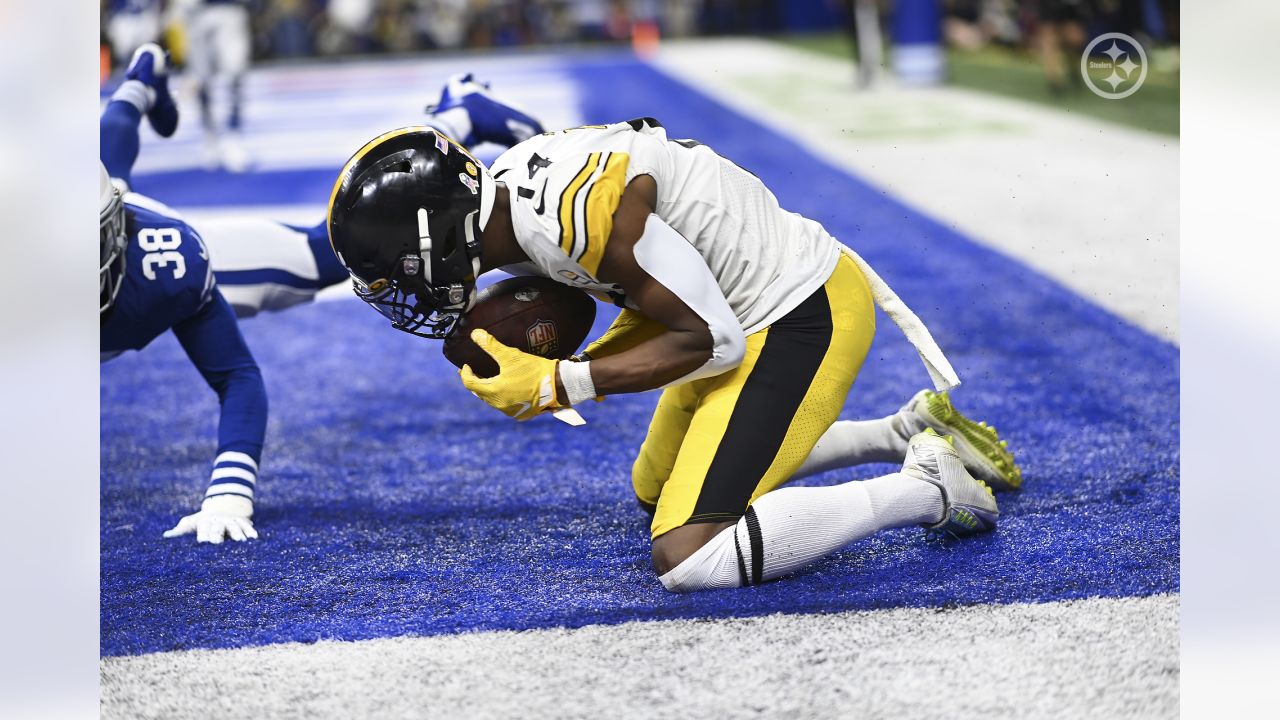 November 28, 2022, Indianapolis, Indiana, U.S: Pittsburgh Steelers  quarterback Kenny Pickett (8) rolls out with the ball during the game  between the Pittsburgh Steelers and the Indianapolis Colts at Lucas Oil  Stadium