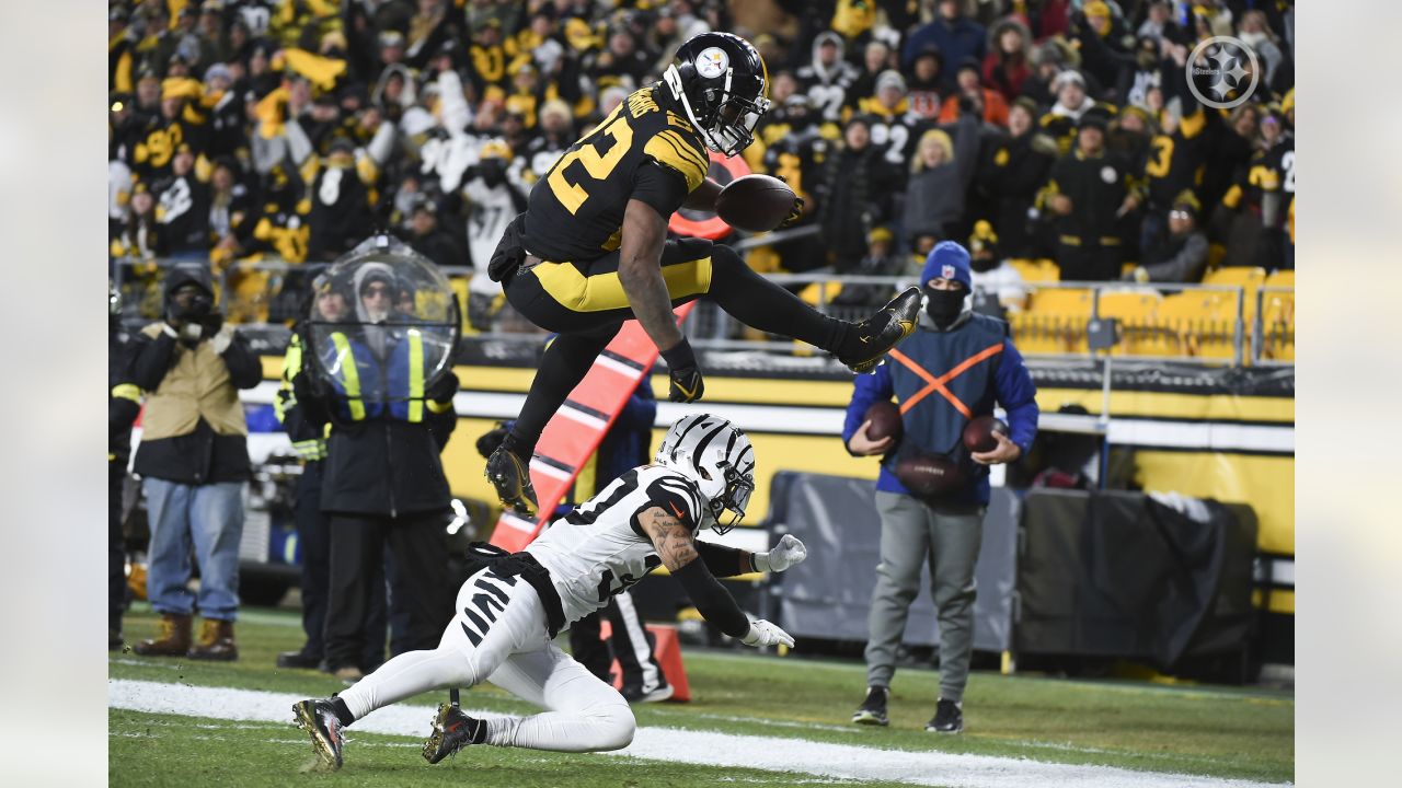 Perine scores 3 as Bengals rally past Steelers 37-30