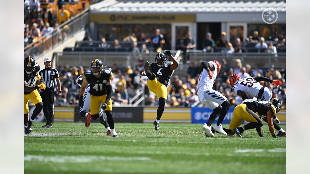 Pittsburgh Steelers quarterback Ben Roethlisberger (7) plays in an NFL  football game against the Cincinnati Bengals Sunday, Sept. 26, 2021, in  Pittsburgh. (AP Photo/Don Wright Stock Photo - Alamy