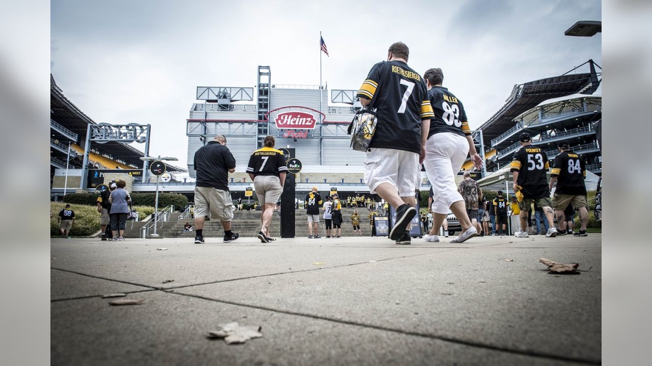 Pittsburgh Pirates on X: .@MacMiller in the house to throw a first pitch  tonight. #BurghProud  / X