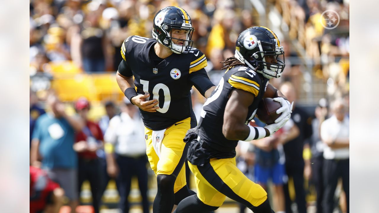 Pittsburgh, Pennsylvania, USA. 18th Sep, 2022. September 18th, 2022  Pittsburgh Steelers tight end Pat Freiermuth (88) during Pittsburgh Steelers  vs New England Patriots in Pittsburgh, PA at Acrisure Stadium. Jake  Mysliwczyk/BMR (Credit