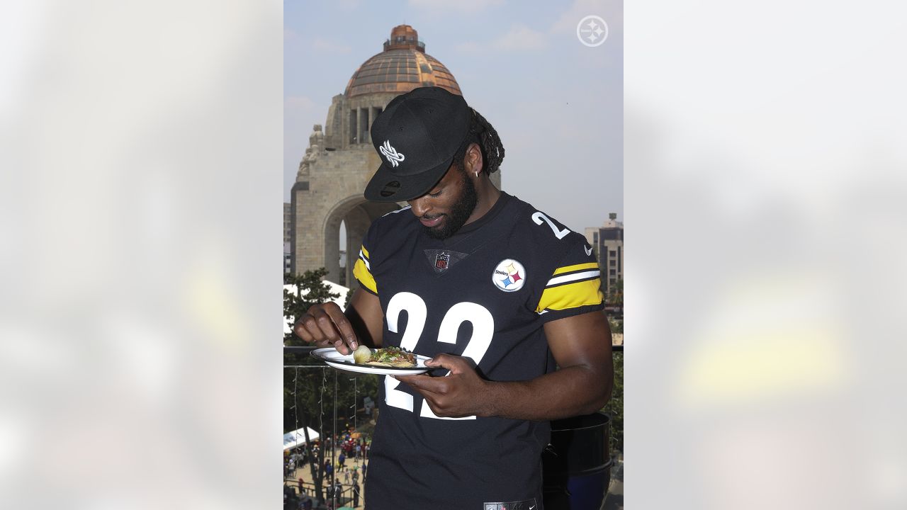 Harris a hit with Steelers fans in Mexico City