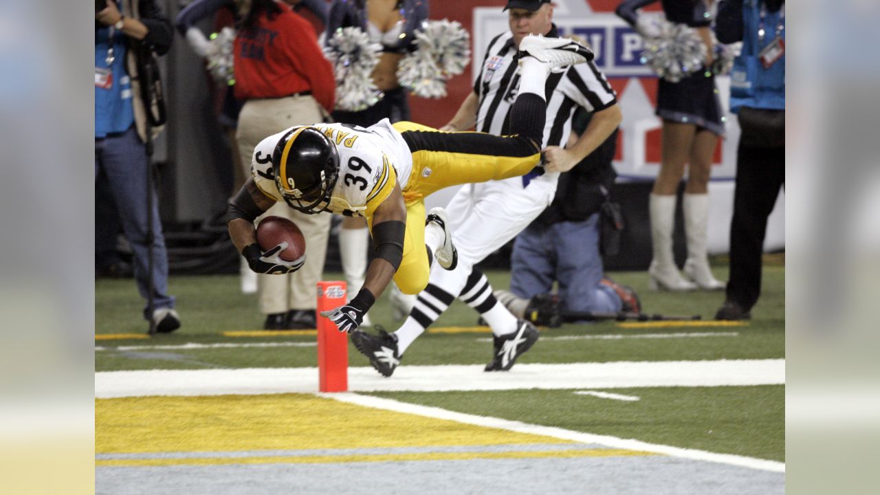 Pittsburgh Steelers running back Willie Parker (39) is tackled by