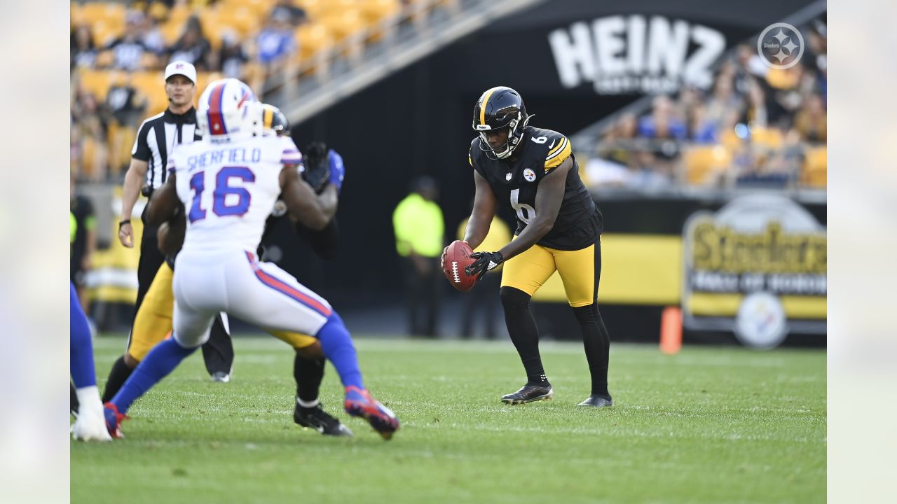 Pittsbugh, United States. 15th Dec, 2019. Buffalo Bills cornerback  Tre'Davious White (27) celebrates his interception against the Pittsburgh  Steelers in the first quarter at Heinz Field in Pittsburgh on Sunday,  December 15