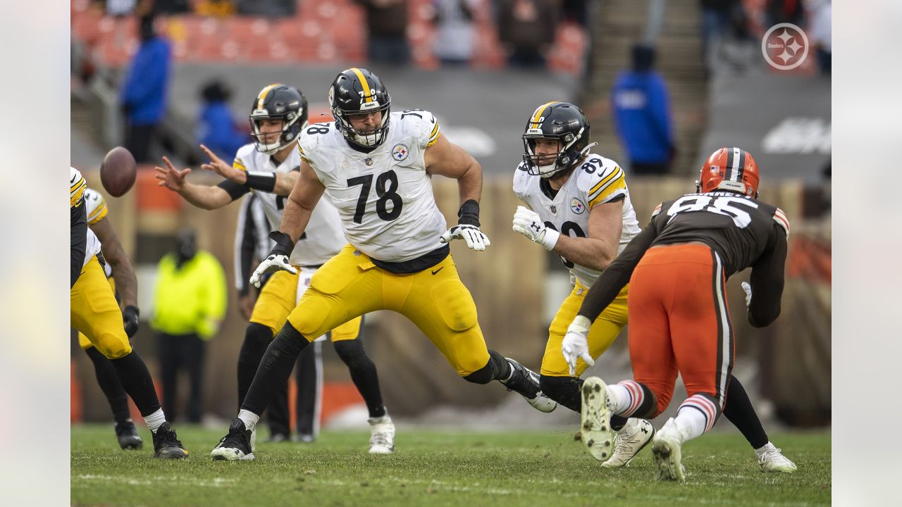 Pittsburgh Steelers offensive tackle Alejandro Villanueva (78) and Jerald  Hawkins (65) battle during an NFL football training camp practice in  Latrobe, Pa., Saturday, July 27, 2019. (AP Photo/Keith Srakocic Stock Photo  - Alamy