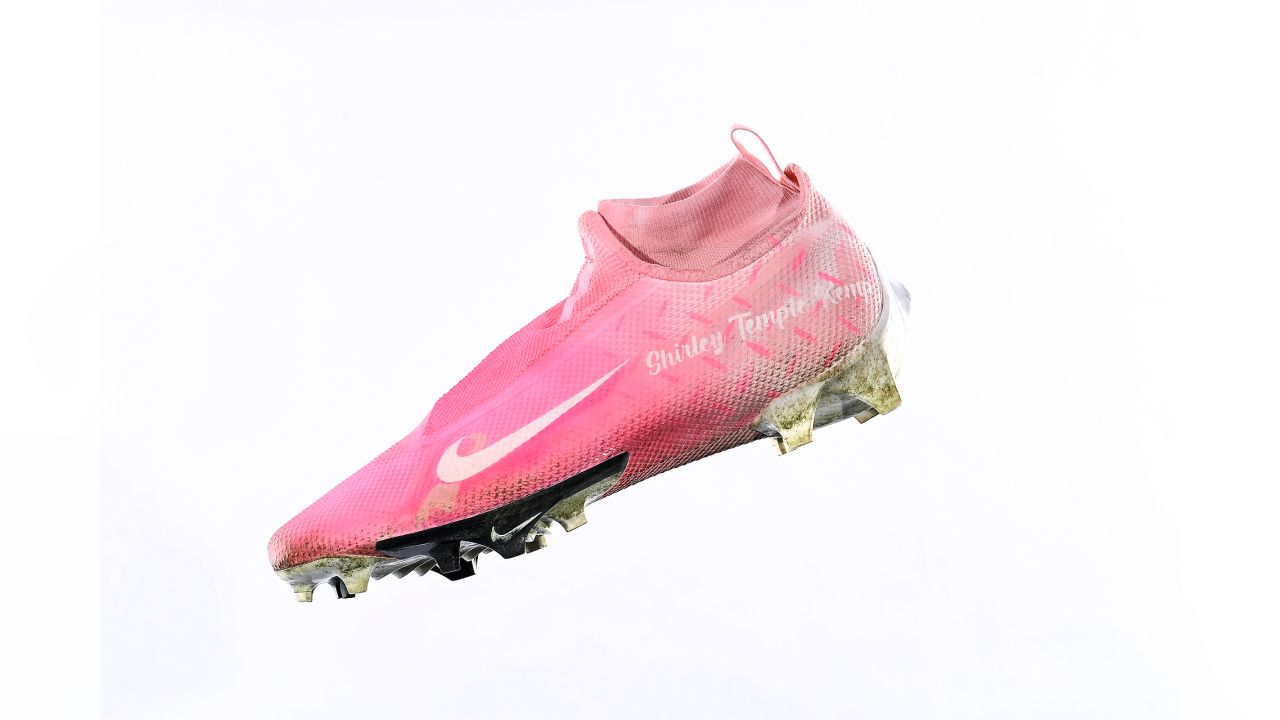 Dallas Cowboys Wear Pink Cleats for Breast Cancer Awareness Month