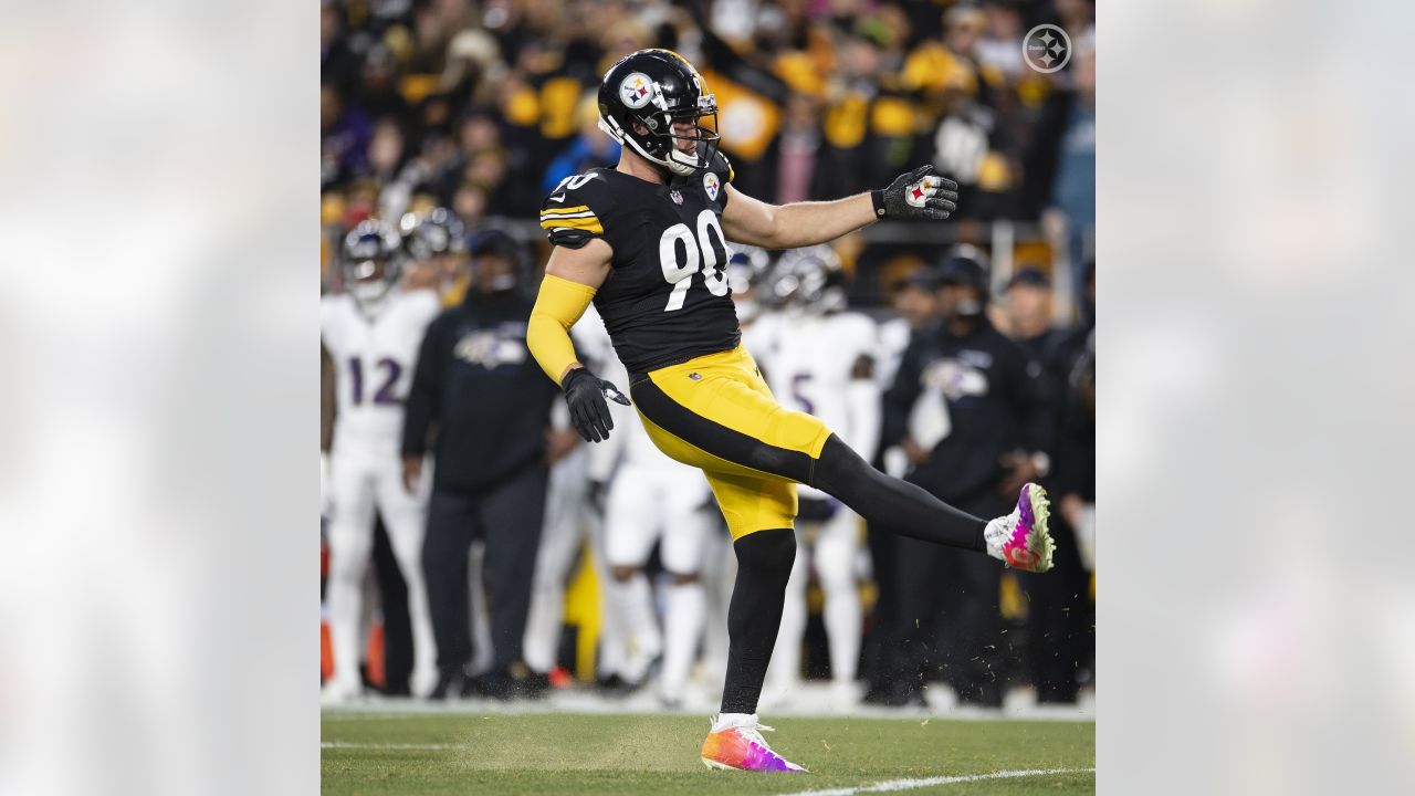 Baltimore, United States. 01st Dec, 2019. Baltimore Ravens tight end Mark  Andrews (89) celebrates a 20-yard touchdown pass against the San Francisco  49ers during the first half of an NFL game at