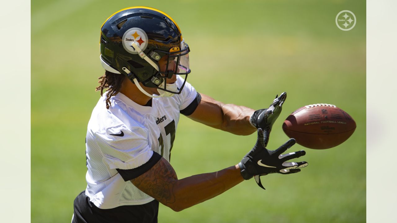 Guess who is posing as Steelers receiver Chase Claypool in Ravens