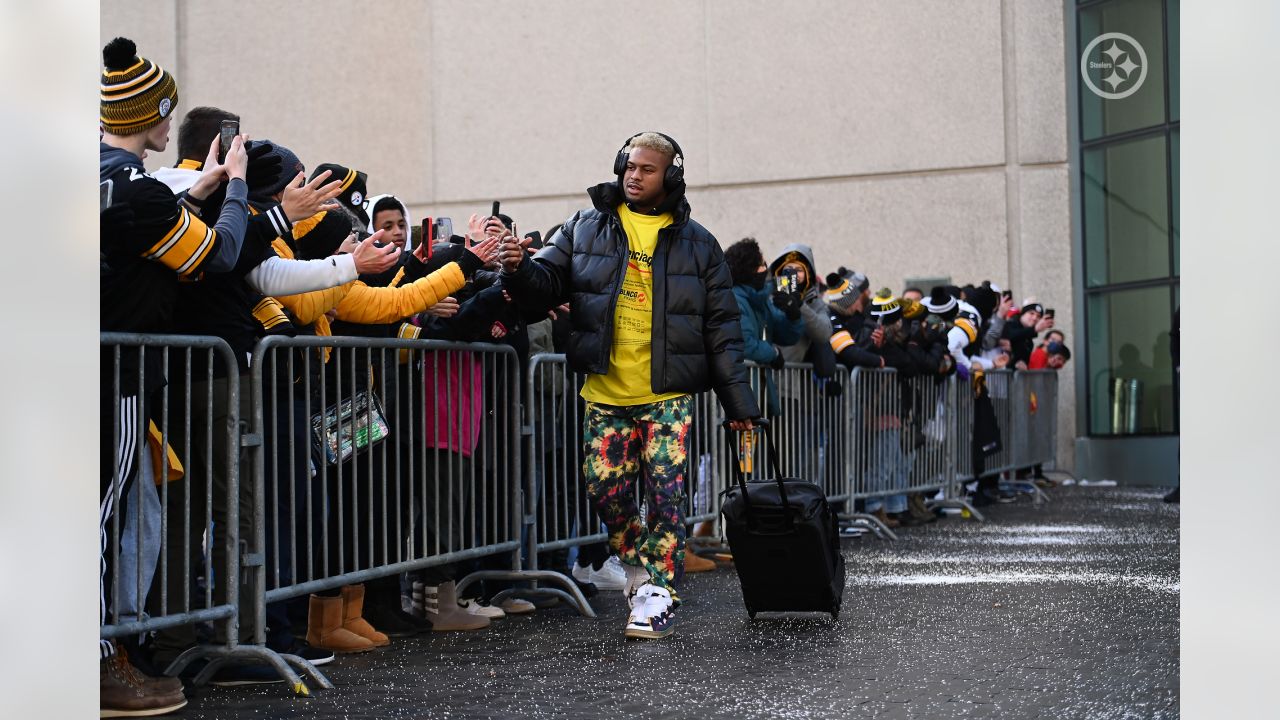 KANSAS CITY, MO - JANUARY 16: Pittsburgh Steelers wide receiver JuJu  Smith-Schuster (19) before an AFC wild card playoff game between the  Pittsburgh Steelers and Kansas City Chiefs on Jan 16, 2022