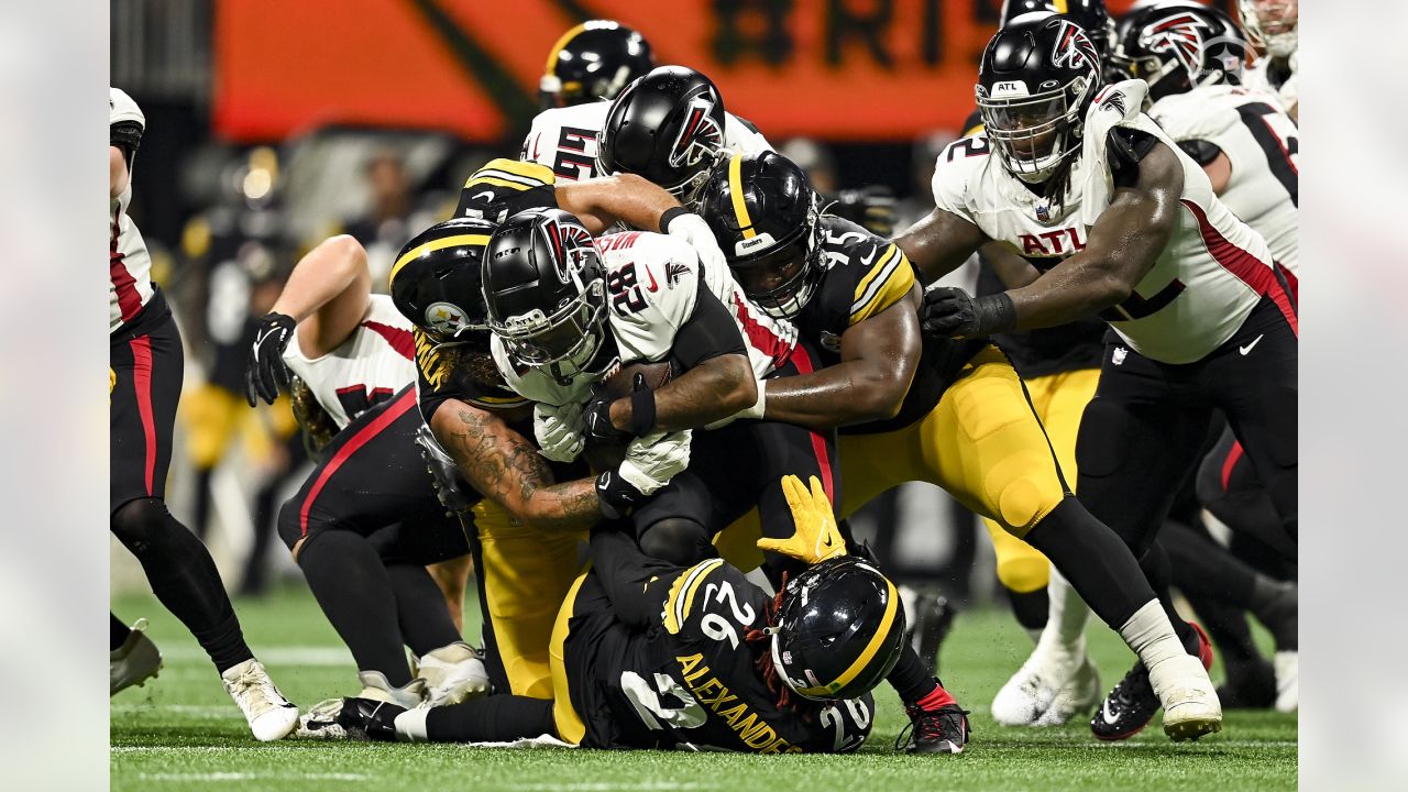 Photo: Steelers Kenny Pickett, Dan Moore,and Najee Harris Celebrates TD -  PIT2022101606 