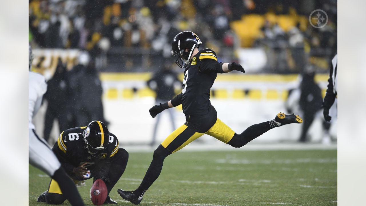 Pittsburgh, United States. 24th Dec, 2022. Pittsburgh Steelers cornerback  Arthur Maulet (35) intercepts a pass meant for Las Vegas Raiders tight end  Foster Moreau (87) in the third quarter of the game