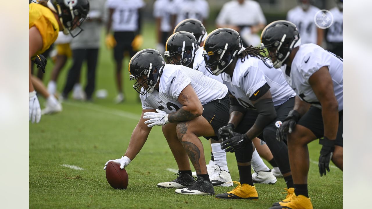 PITTSBURGH, PA - SEPTEMBER 26: Pittsburgh Steelers center Kendrick Green  (53) looks on during the ga