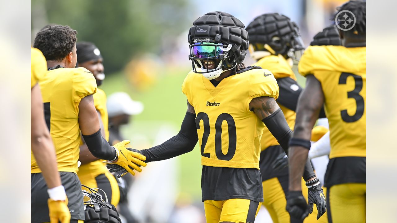 Steelers CB Cam Sutton with awesome gesture to fan at training camp