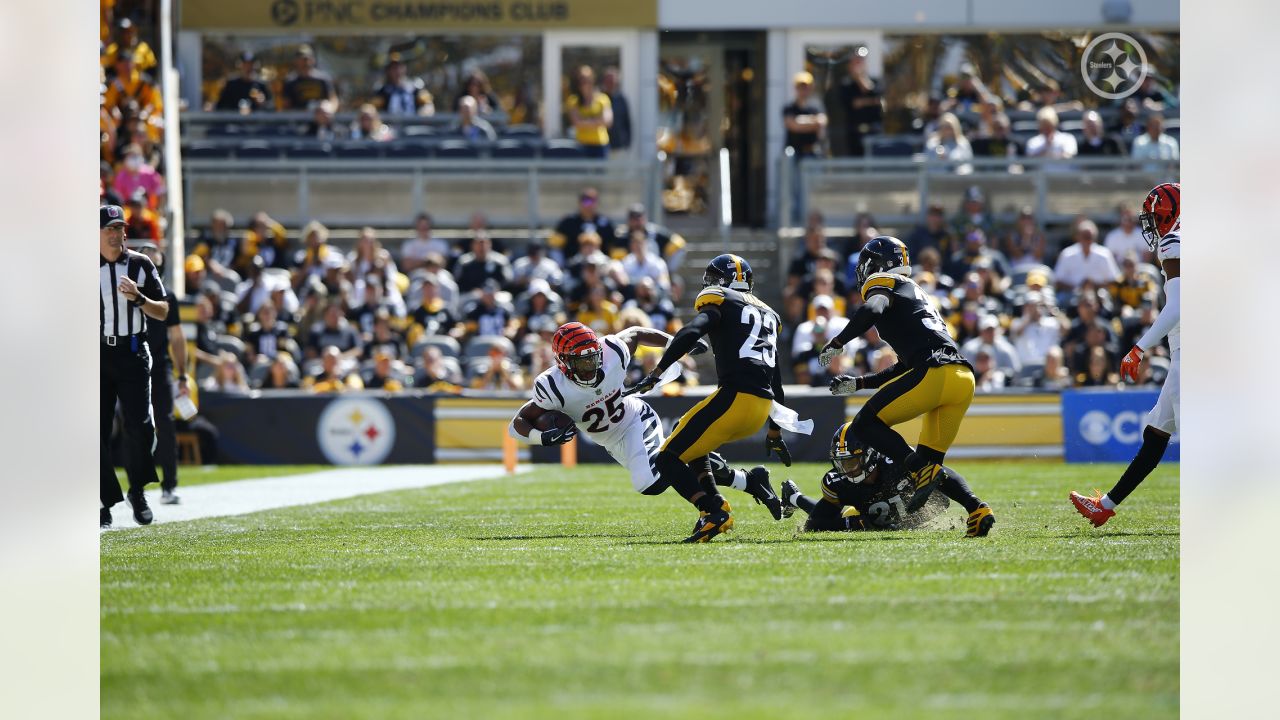 Cincinnati Bengals cornerback Eli Apple (20) warms up before an NFL  football game against the Pittsburgh Steelers, Sunday, Sept. 26, 2021, in  Pittsburgh. (AP Photo/Justin Berl Stock Photo - Alamy