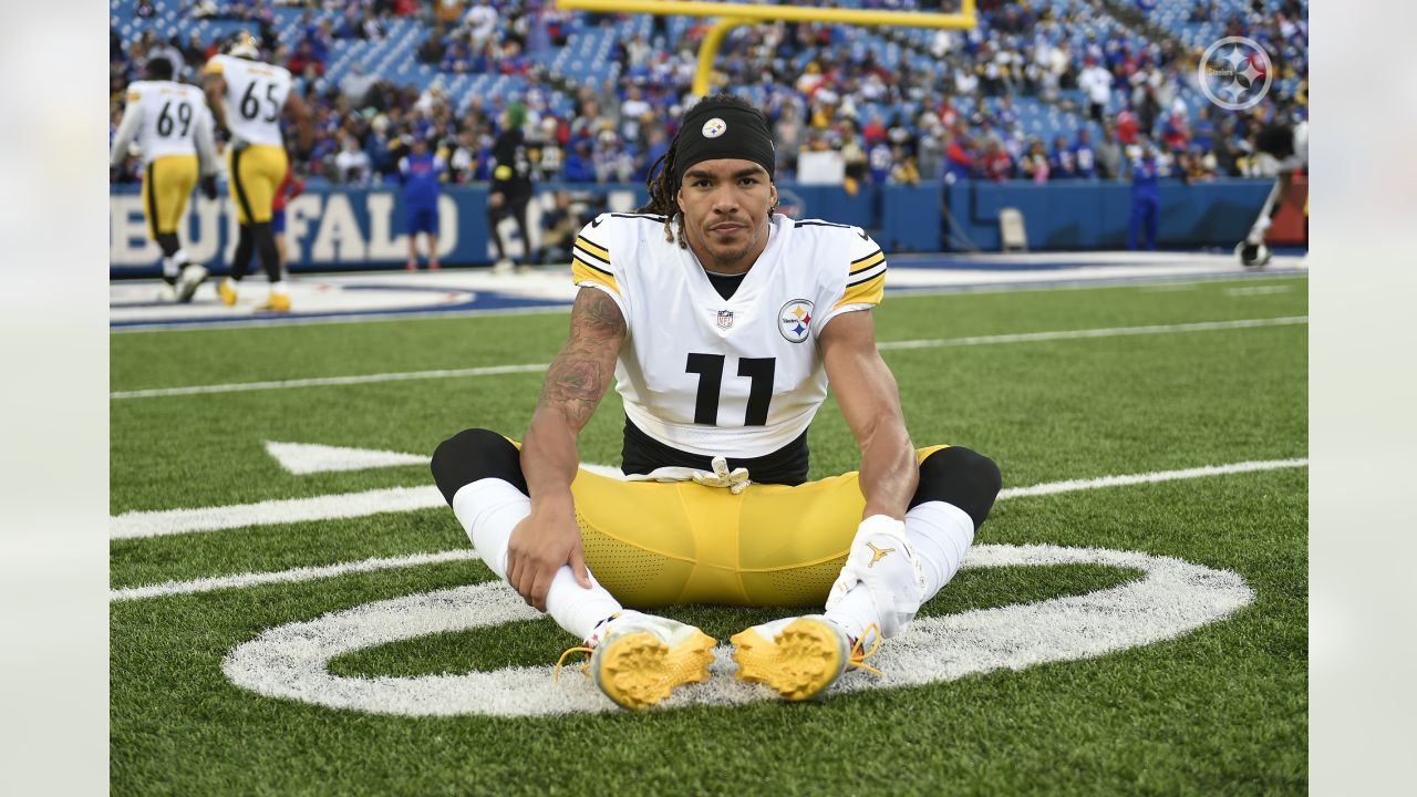 Pittsburgh, PA, USA. 19th Aug, 2023. Aug. 19, 2023: Najee Harris #22 during  the Pittsburgh Steelers vs Buffalo Bills preseason game in Pittsburgh PA at  Acrisure Stadium. Brook Ward/AMG. (Credit Image: ©