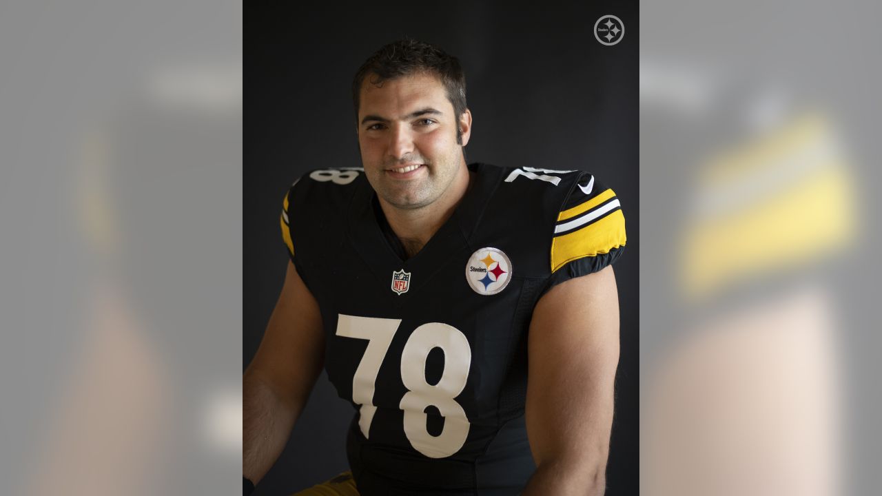 Pittsburgh Steelers linebacker T.J. Watt (90) tries to get around a block  by tackle Alejandro Villanueva (