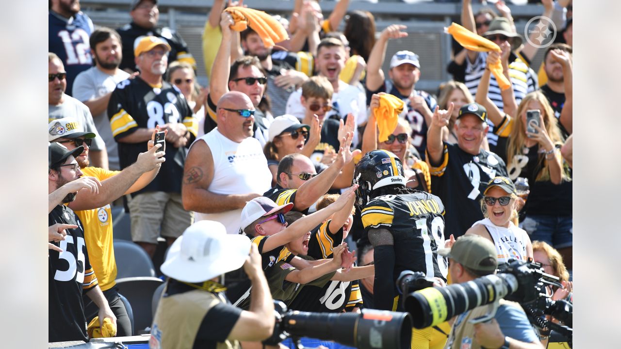 Pittsburgh, Pennsylvania, USA. 18th Sep, 2022. September 18th, 2022  Pittsburgh Steelers wide receiver Diontae Johnson (18) celebration during  Pittsburgh Steelers vs New England Patriots in Pittsburgh, PA at Acrisure  Stadium. Jake Mysliwczyk/BMR (