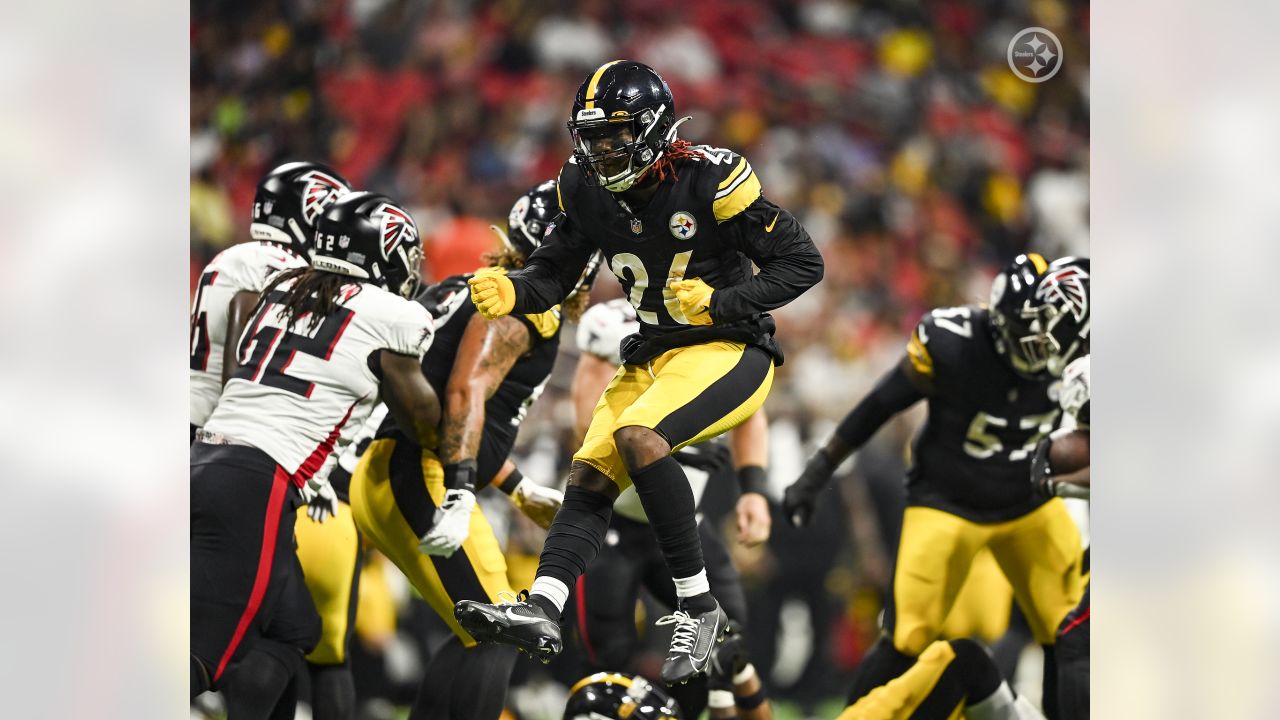 Photo: Steelers Kenny Pickett, Dan Moore,and Najee Harris Celebrates TD -  PIT2022101606 