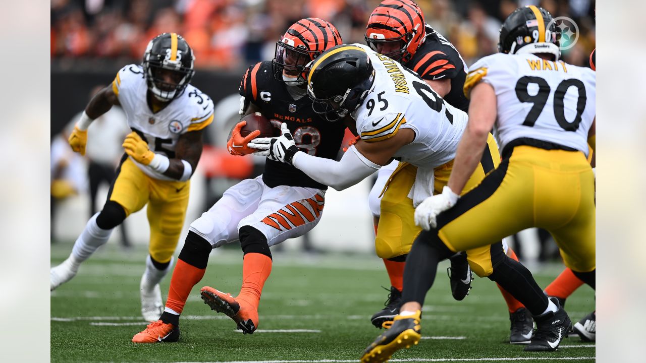 Bell's big hit sets tone as Bengals stun slumping Steelers