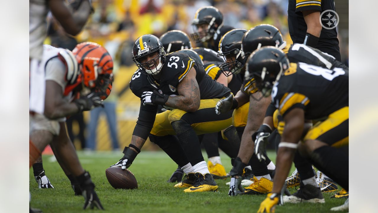 Pittsburgh Steelers on Twitter: Retweet and use #WPMOYChallenge + Pouncey  for a chance to win this football signed by @MaurkicePouncey! #WPMOY   / Twitter