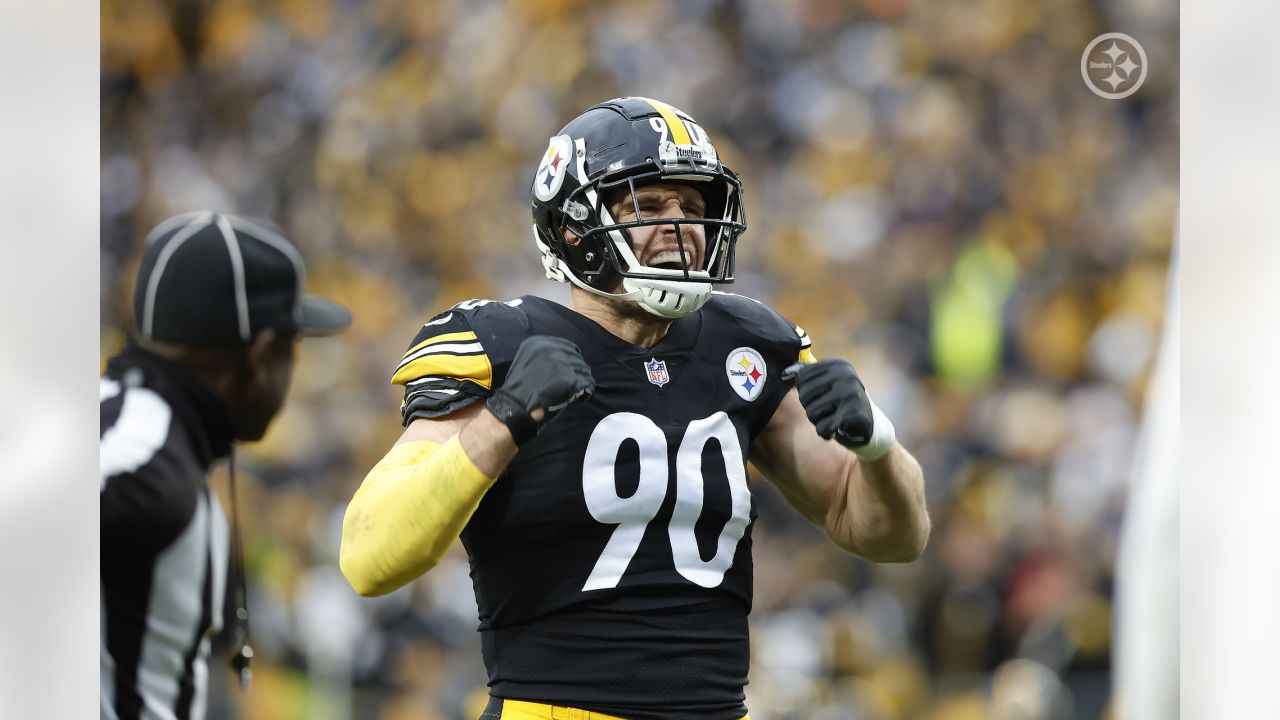 PITTSBURGH, PA - DECEMBER 11: Pittsburgh Steelers running back Najee Harris  (22) gives Baltimore Ravens linebacker Patrick Queen (6) a stuff arm during  the national football league game between the Baltimore Ravens