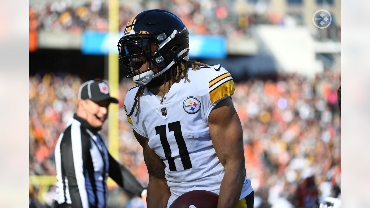 CINCINNATI, OH - SEPTEMBER 11: Pittsburgh Steelers wide receiver Chase  Claypool (11) reacts during the game against the Pittsburgh Steelers and  the Cincinnati Bengals on September 11, 2022, at Paycor Stadium in