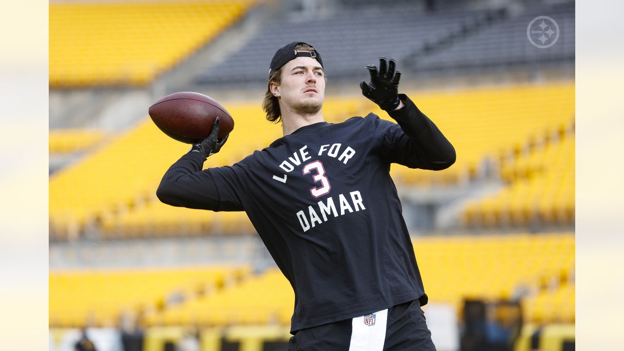 Pittsburgh, United States. 08th Jan, 2023. Pittsburgh Steelers quarterback  Kenny Pickett (8) throws in the first quarter against the Cleveland Browns  at Acrisure Stadium on Sunday, January 8, 2023 in Pittsburgh. Photo