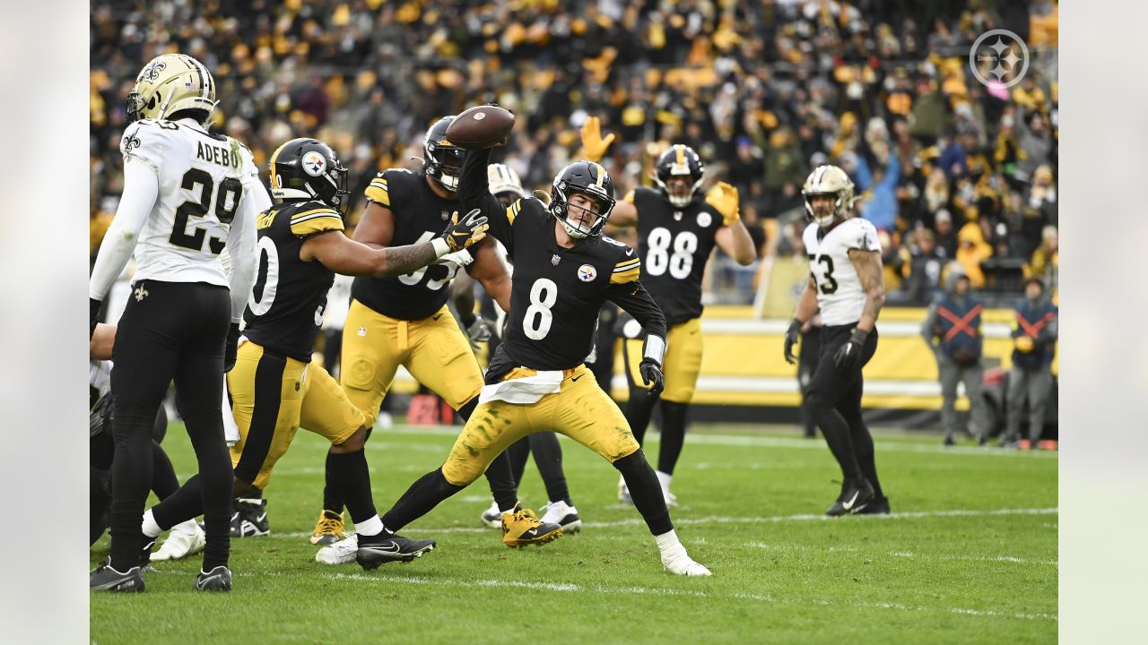 PITTSBURGH, PA - NOVEMBER 13: Pittsburgh Steelers linebacker T.J. Watt (90)  is announced during the national football league game between the New  Orleans Saints and the Pittsburgh Steelers on November 13, 2022