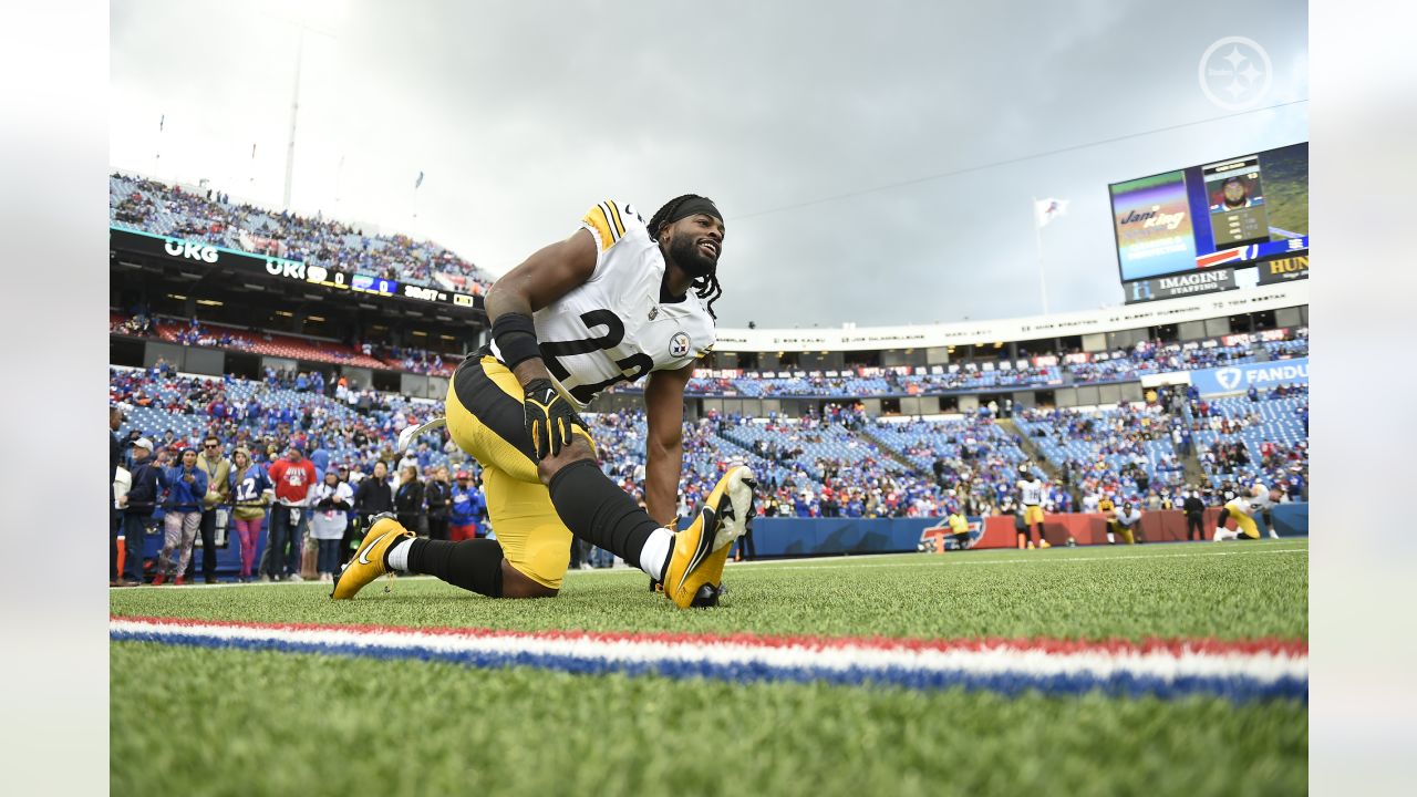 Pittsburgh, PA, USA. 19th Aug, 2023. Aug. 19, 2023: Najee Harris #22 during  the Pittsburgh Steelers vs Buffalo Bills preseason game in Pittsburgh PA at  Acrisure Stadium. Brook Ward/AMG. (Credit Image: ©