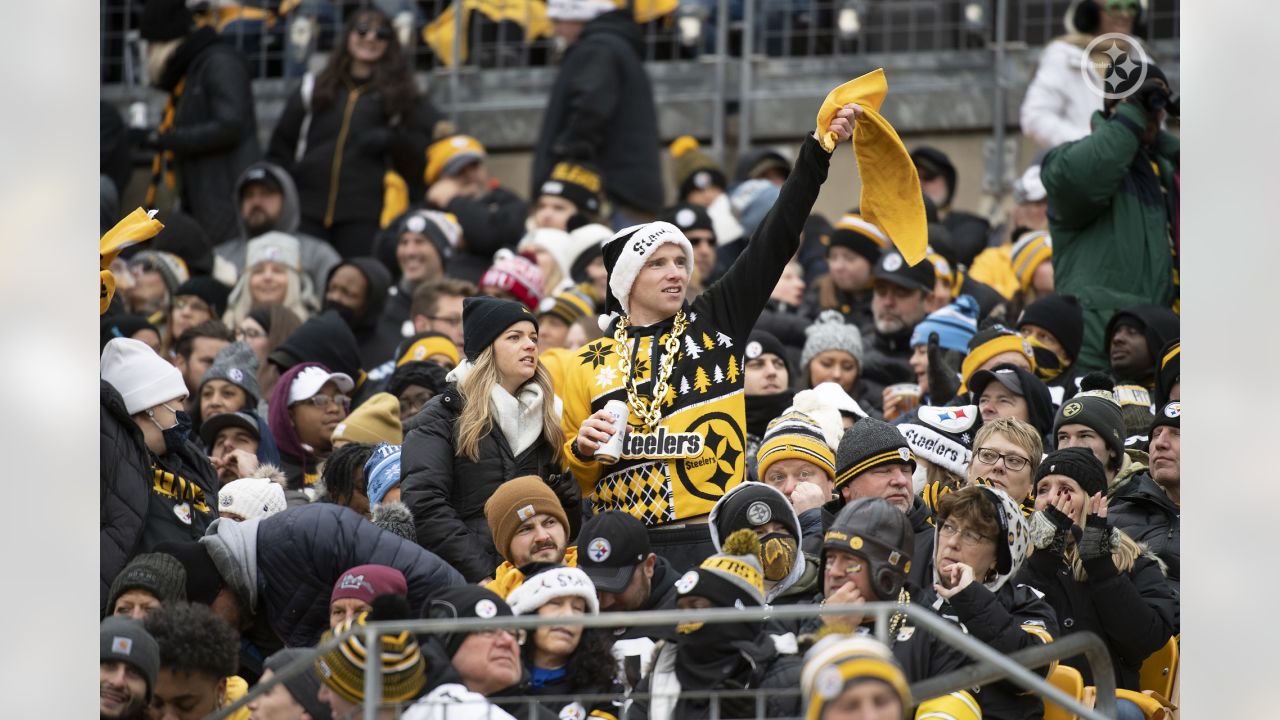 Tennessee Titans vs. Pittsburgh Steelers. Fans support on NFL Game.  Silhouette of supporters, big screen with two rivals in background Stock  Photo - Alamy