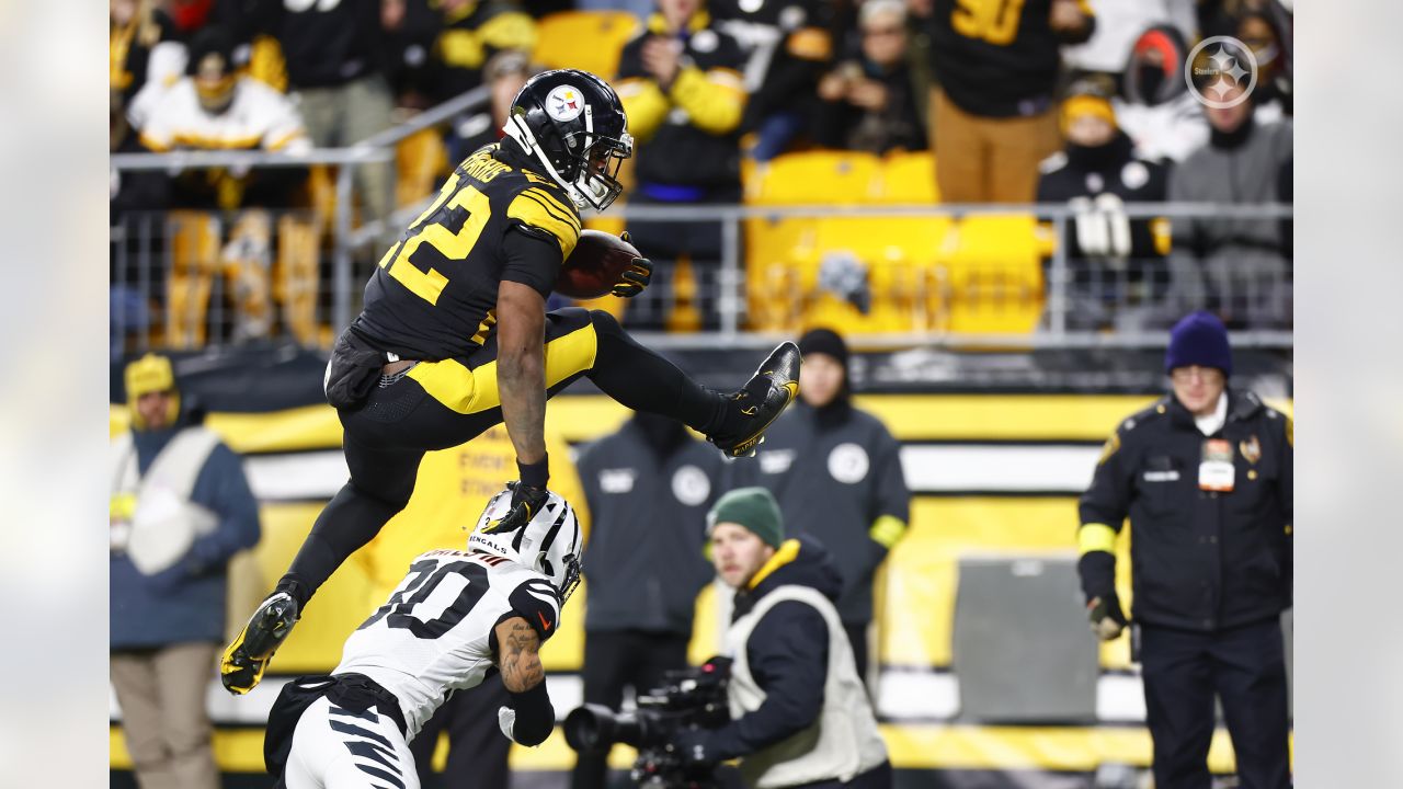 Pittsburgh Steelers running back Najee Harris (22), left, greets Cincinnati  Bengals quarterback Joe Burrow (9) after an NFL football game, Sunday, Nov.  20, 2022, in Pittsburgh. The Bengals won 37-30.(AP Photo/Don Wright