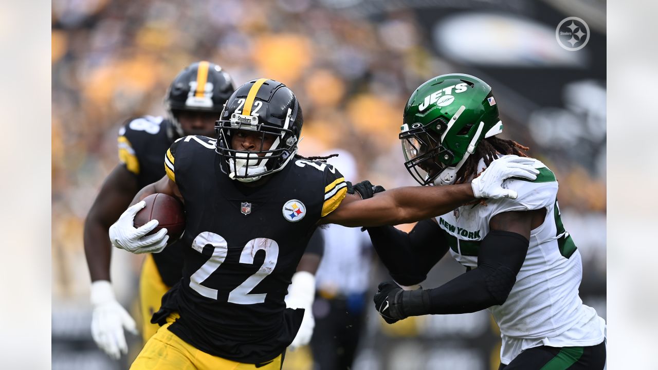 Najee Harris injury: Steelers RB suffers elbow injury on first drive of  Week 18 - DraftKings Network