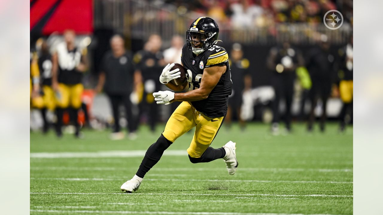 Photo: Steelers Kenny Pickett, Dan Moore,and Najee Harris Celebrates TD -  PIT2022101606 