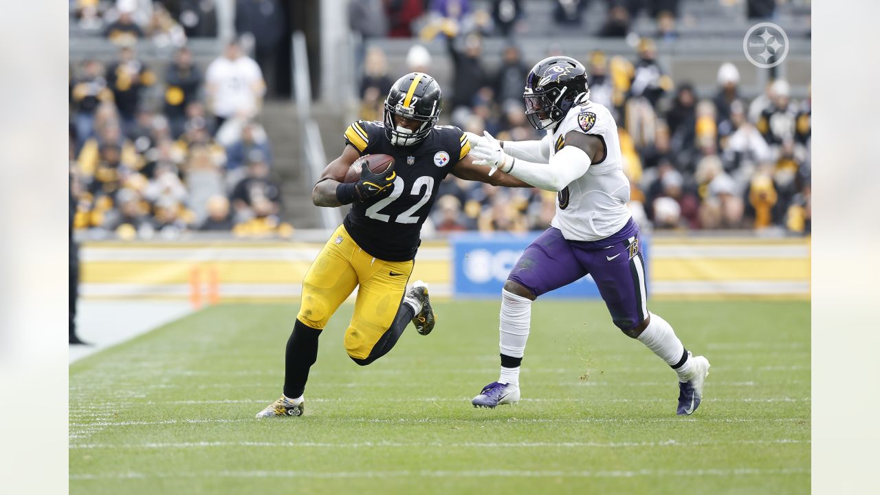 PITTSBURGH, PA - DECEMBER 11: Pittsburgh Steelers running back Najee Harris  (22) gives Baltimore Ravens linebacker Patrick Queen (6) a stuff arm during  the national football league game between the Baltimore Ravens