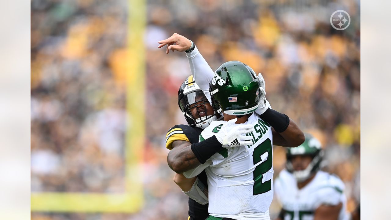 The Pittsburgh Steelers and the New York Jets line up for the snap at the  line of scrimmage during an NFL football game at Acrisure Stadium, Sunday,  Oct. 2, 2022 in Pittsburgh