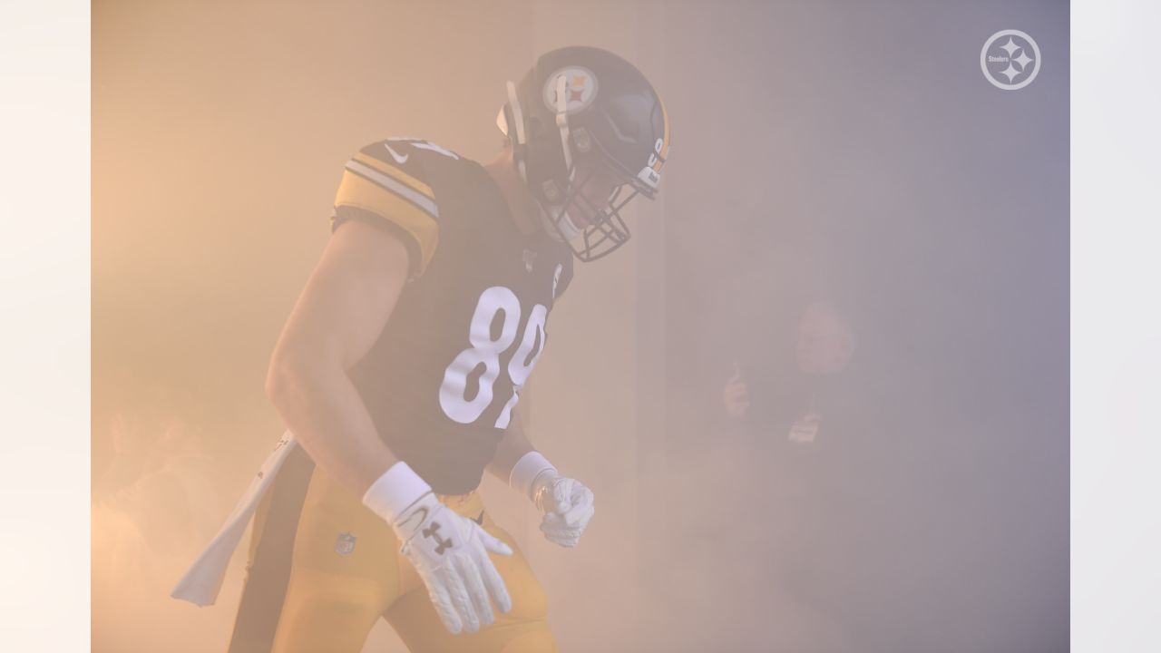 Pittsburgh Steelers tight end Vance McDonald (89) warms up before an NFL  football game against the Washington Football Team in Pittsburgh, Monday,  Dec. 7, 2020. (AP Photo/Barry Reeger Stock Photo - Alamy