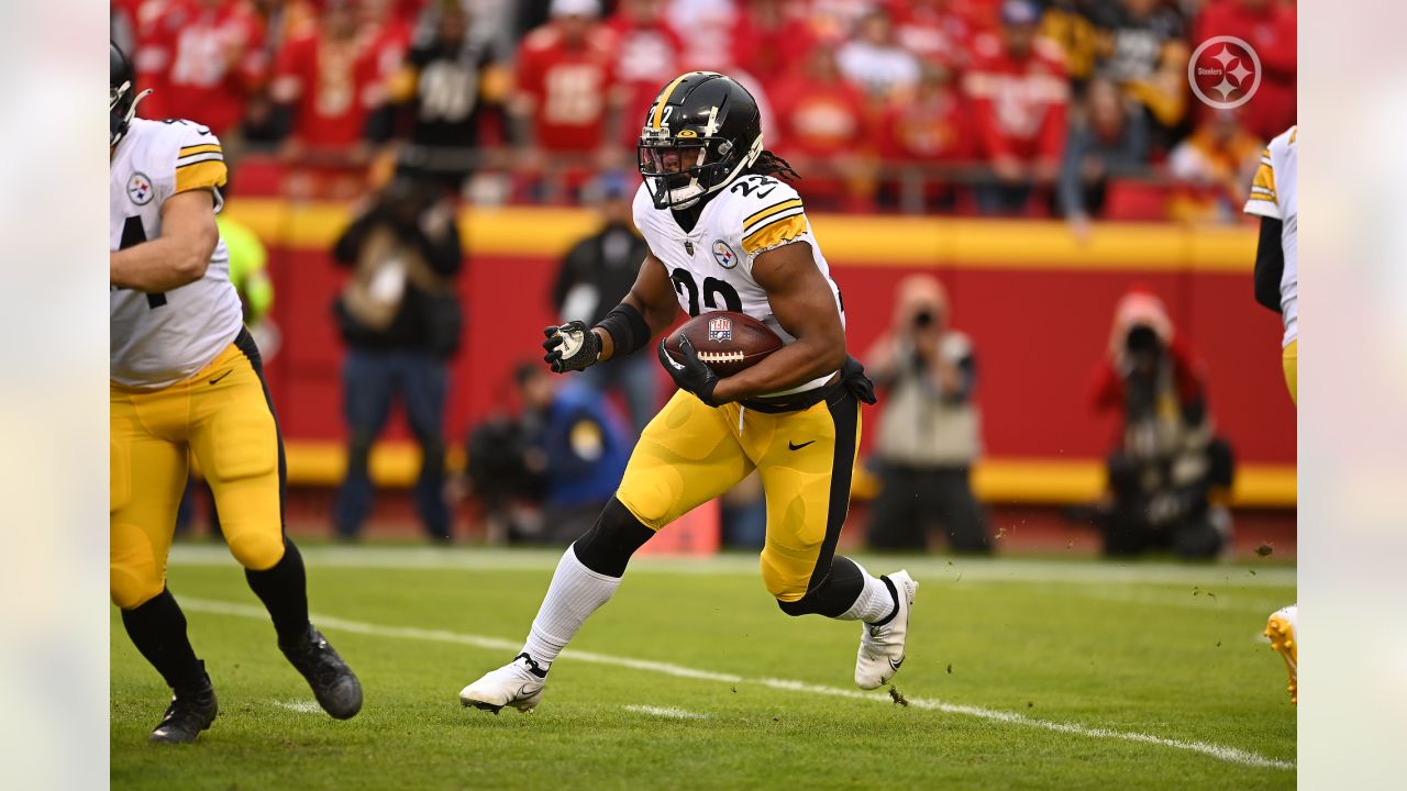 KANSAS CITY, MO - DECEMBER 26: Pittsburgh Steelers tight end Kevin Rader  (87) before an NFL game between the Pittsburgh Steelers and Kansas City  Chiefs on Dec 26, 2021 at GEHA Field