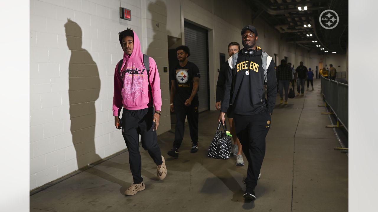 Pittsburgh Steelers quarterback Mason Rudolph warms up before an NFL  football game against the Buffalo Bills in Pittsburgh, Sunday, Dec. 15,  2019. (AP Photo/Keith Srakocic Stock Photo - Alamy