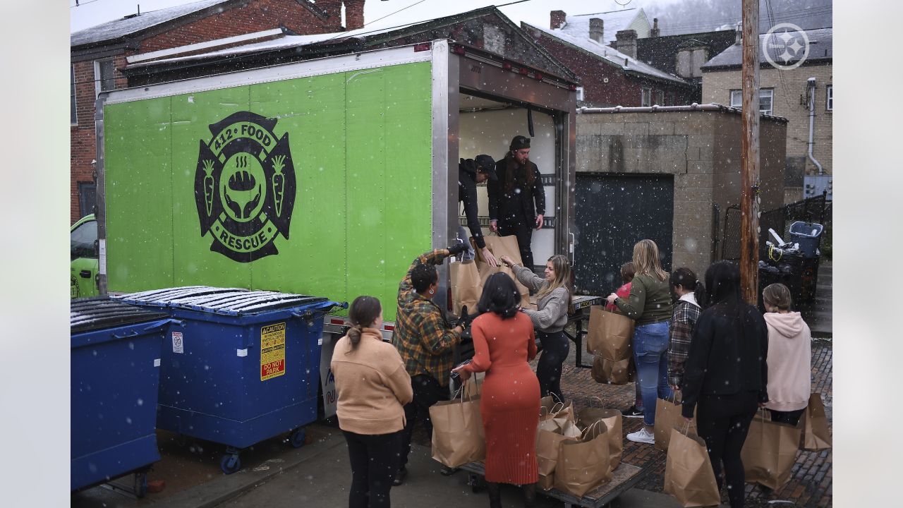 Pittsburgh Steelers linebacker T.J. Watt (90) helped package meals for families through 412 Food Rescue and Millvale Good Food Project on Tuesday, Nov. 15, 2022 in Pittsburgh, PA. (Taylor Ollason / Pittsburgh Steelers)
