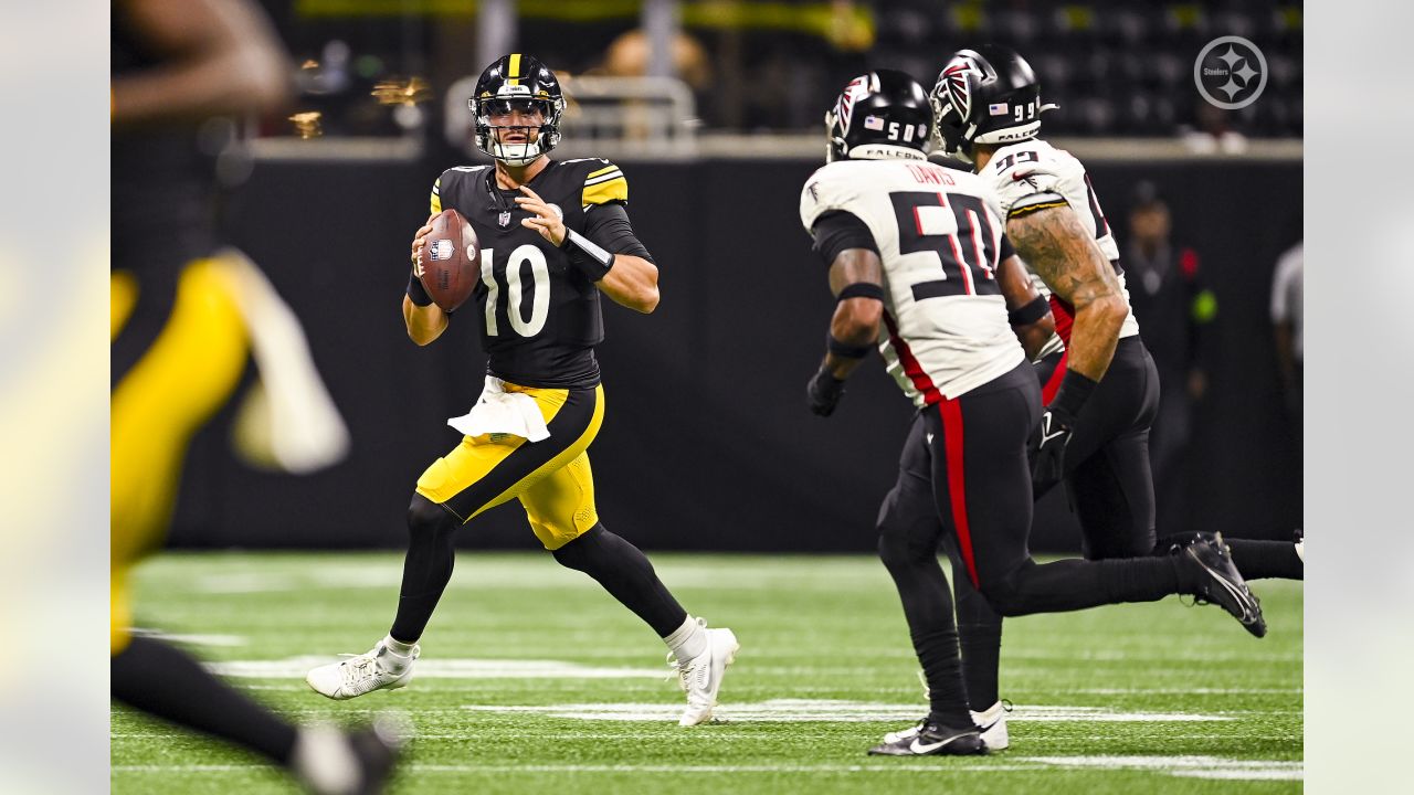 Atlanta Falcons safety Erik Harris (23) runs during an NFL football game  against the Washington Commanders, Sunday, November 27, 2022 in Landover.  (AP Photo/Daniel Kucin Jr Stock Photo - Alamy