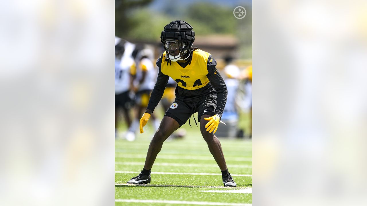 Pittsburgh Steelers center Mason Cole (61) participates in the NFL football  team's training camp workout in Latrobe, Pa., Tuesday, Aug. 1, 2023. (AP  Photo/Barry Reeger Stock Photo - Alamy