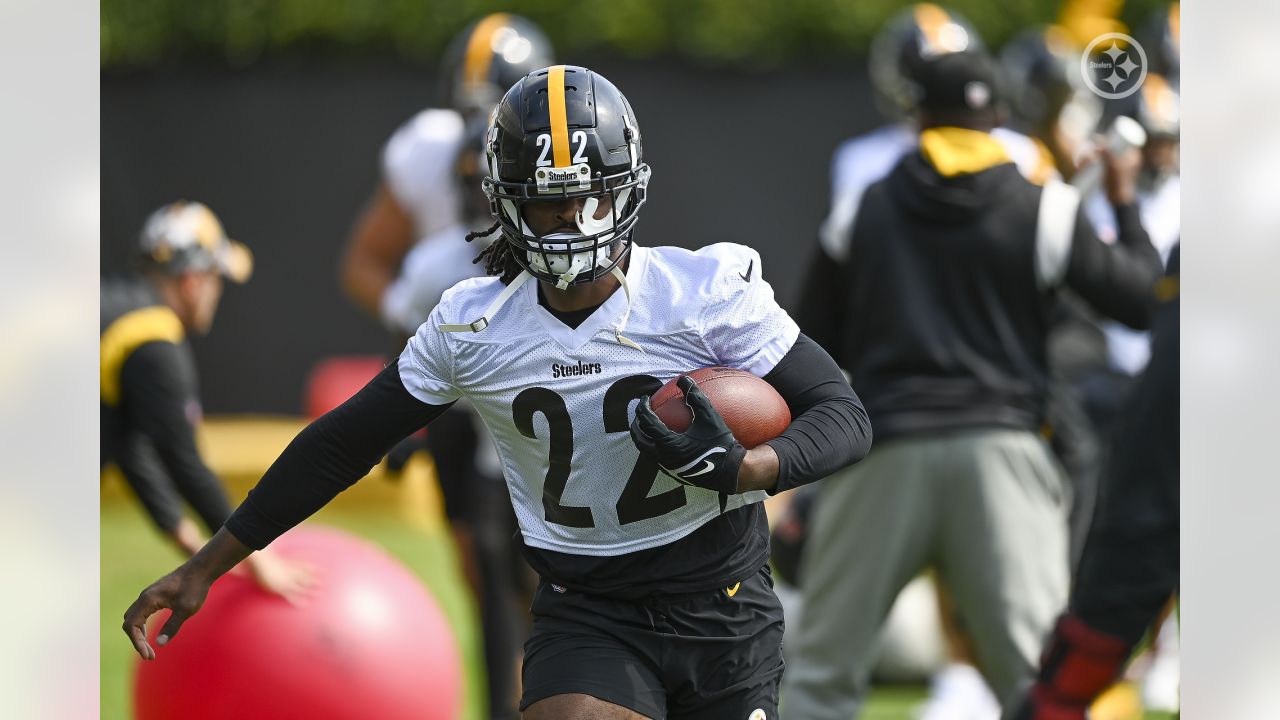 Steelers RB Najee Harris exits Monday night win with abdomen injury