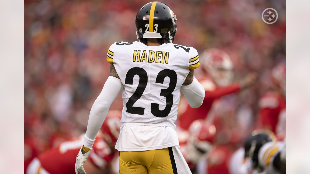 KANSAS CITY, MO - DECEMBER 26: Pittsburgh Steelers tight end Kevin Rader  (87) before an NFL game between the Pittsburgh Steelers and Kansas City  Chiefs on Dec 26, 2021 at GEHA Field