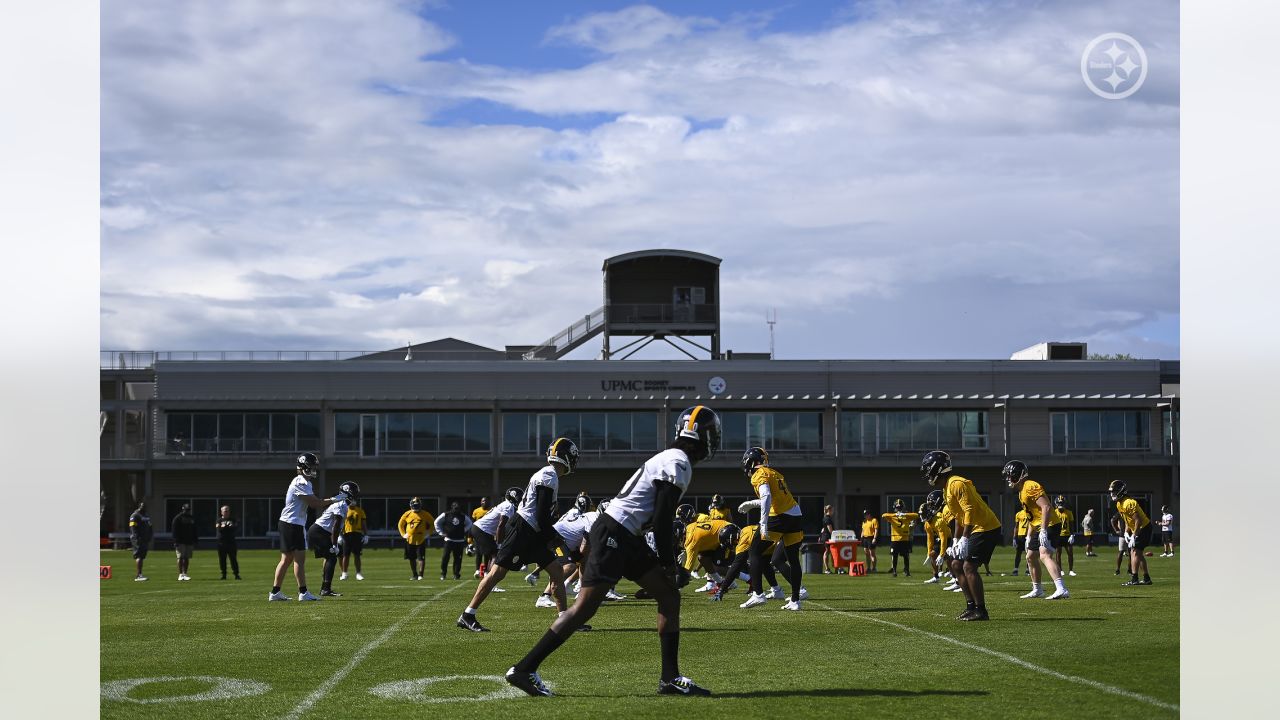 Pittsburgh Steelers tight end Connor Heyward (83) performs drills during an  NFL football practice at rookie minicamp, Friday, May 13, 2022, in  Pittsburgh. (AP Photo/Keith Srakocic Stock Photo - Alamy